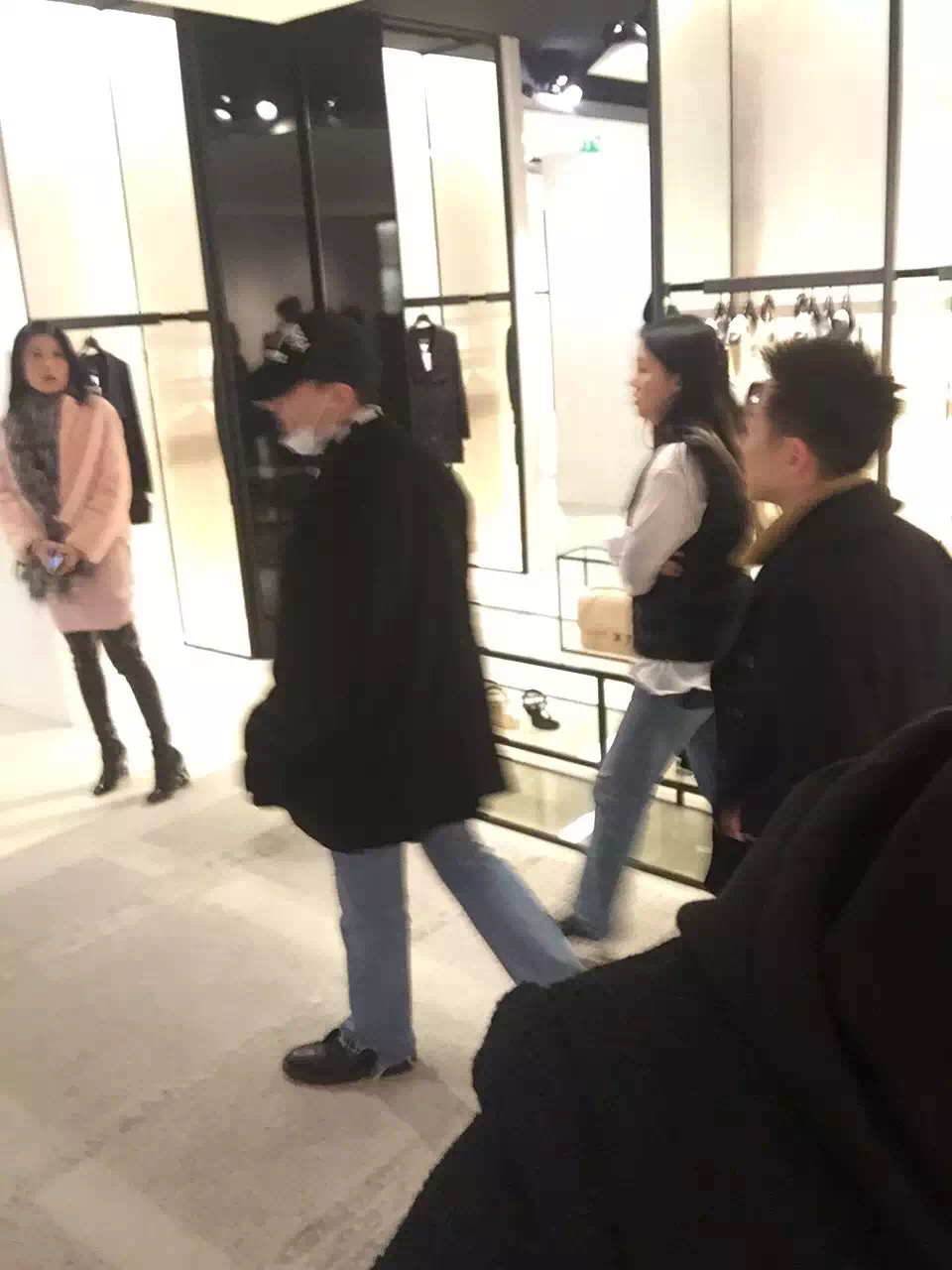 G-Dragon - Chanel Store - 25jan2016 - 志龙sama万岁 - 03