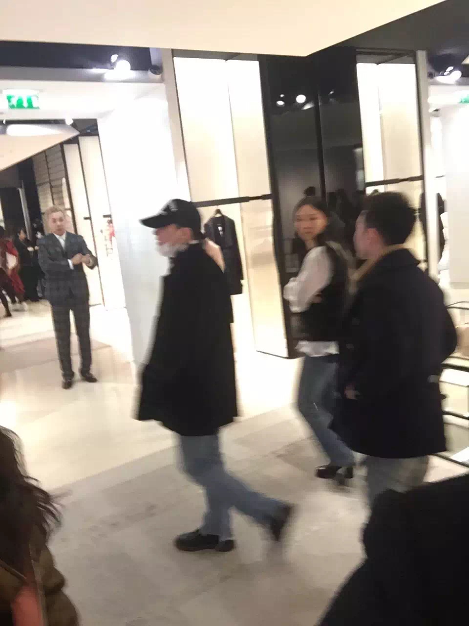 G-Dragon - Chanel Store - 25jan2016 - 志龙sama万岁 - 02