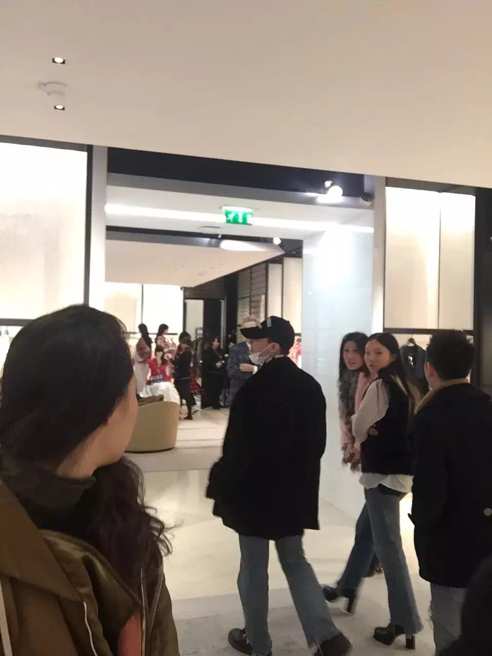 G-Dragon - Chanel Store - 25jan2016 - 志龙sama万岁 - 01