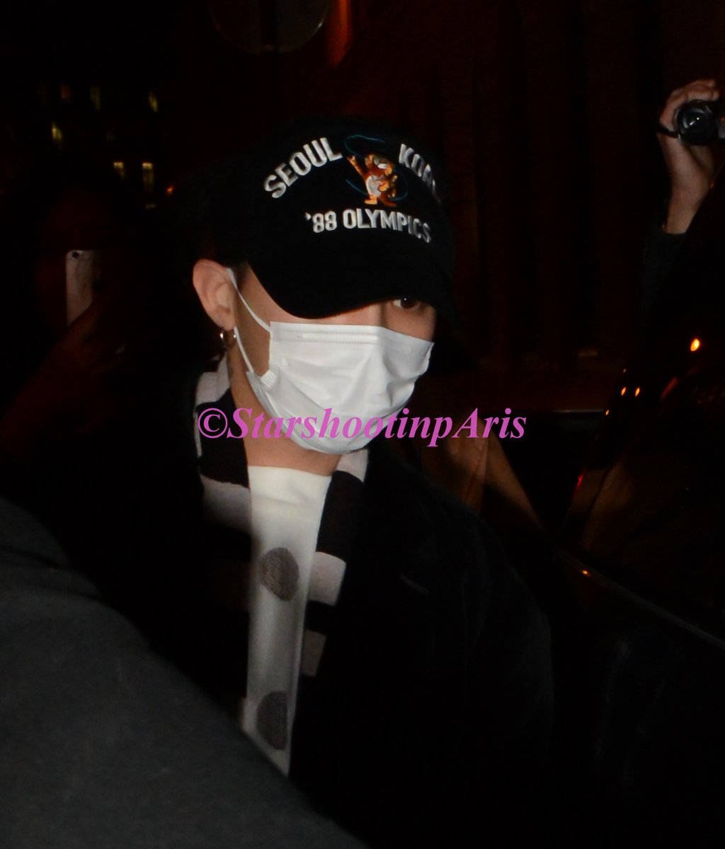 G-Dragon - Chanel Store - 25jan2016 - StarshootinP - 02