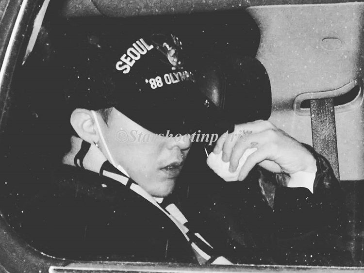 G-Dragon - Chanel Store - 25jan2016 - Starshootinparis - 01