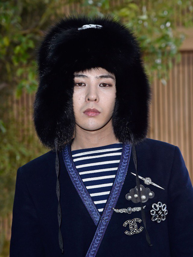 G-Dragon Chanel Haute Coutoure At Grand Palais Paris 2016-01-26 Press (8)