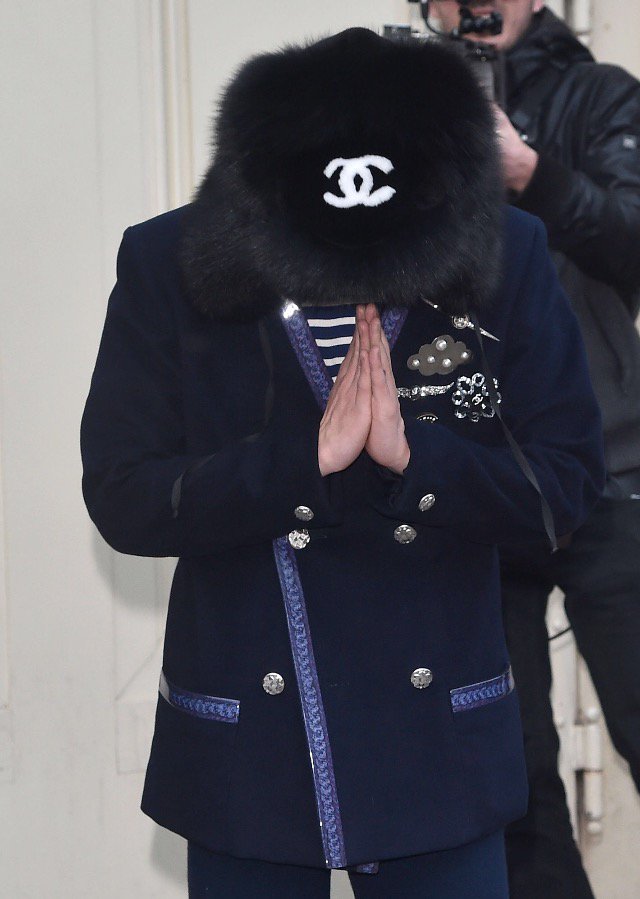 G-Dragon Chanel Haute Coutoure At Grand Palais Paris 2016-01-26 Press (4)
