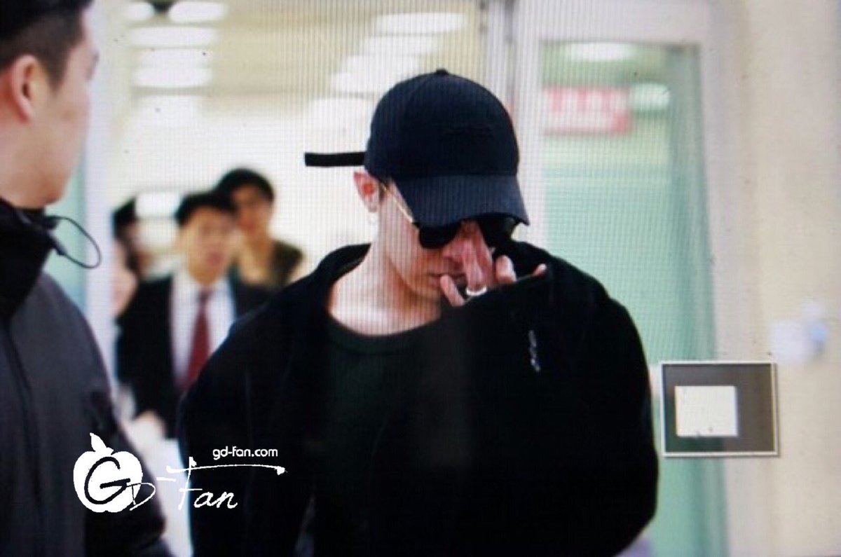 G-Dragon Arrival Seoul Gimpo 2016-02-25 (5)