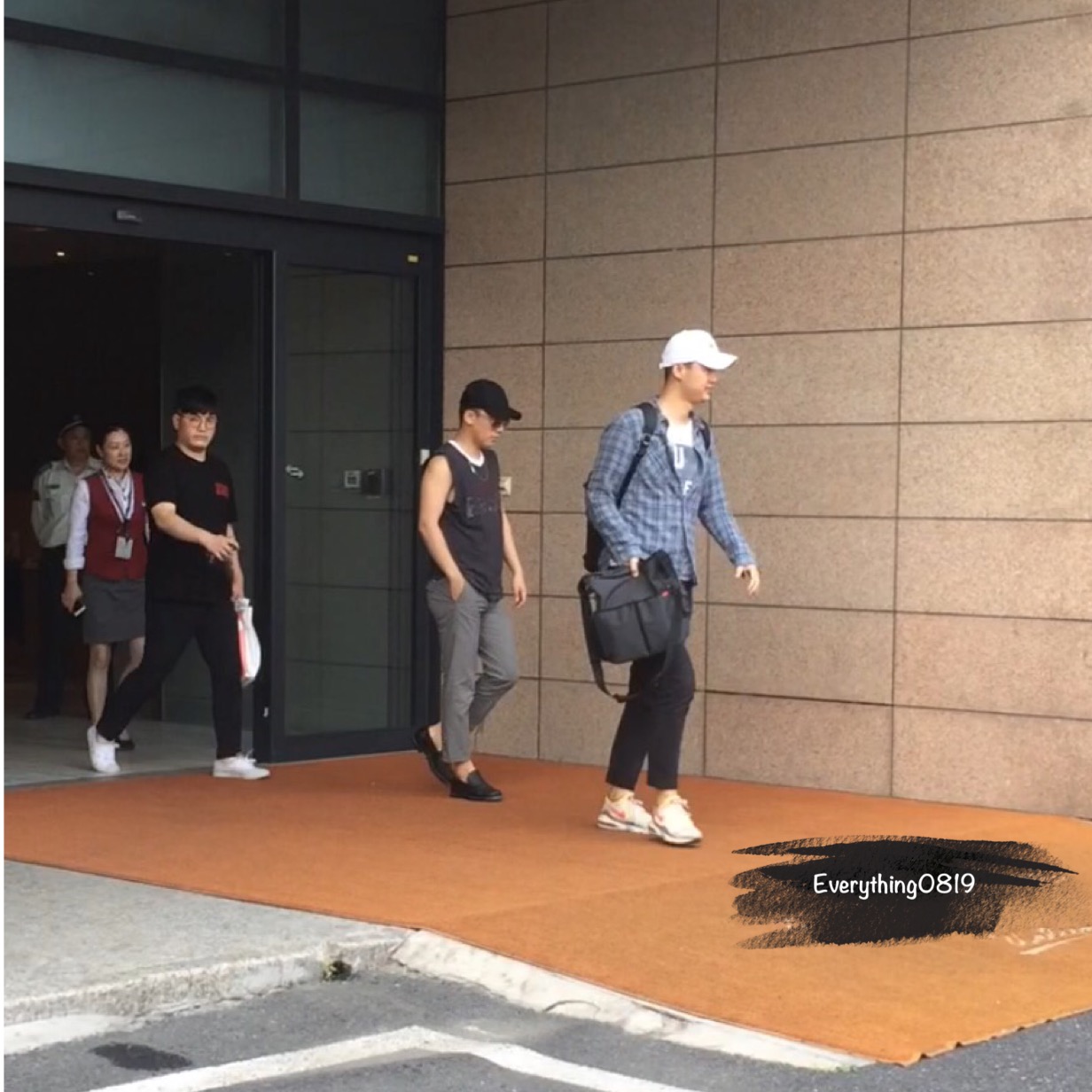 Seung Ri - Shanghai Airport - 06jul2016 - Everything0819 - 03