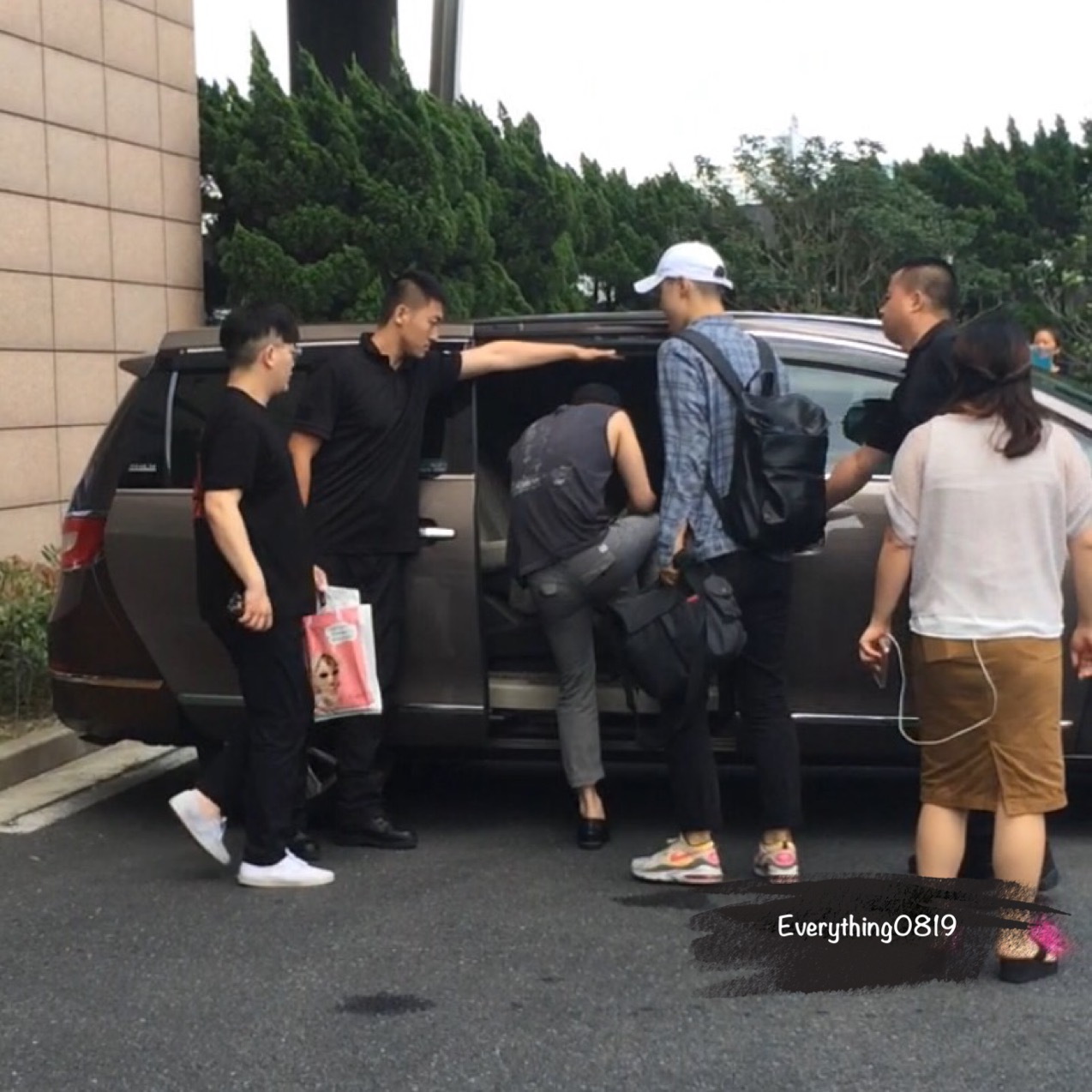 Seung Ri - Shanghai Airport - 06jul2016 - Everything0819 - 04