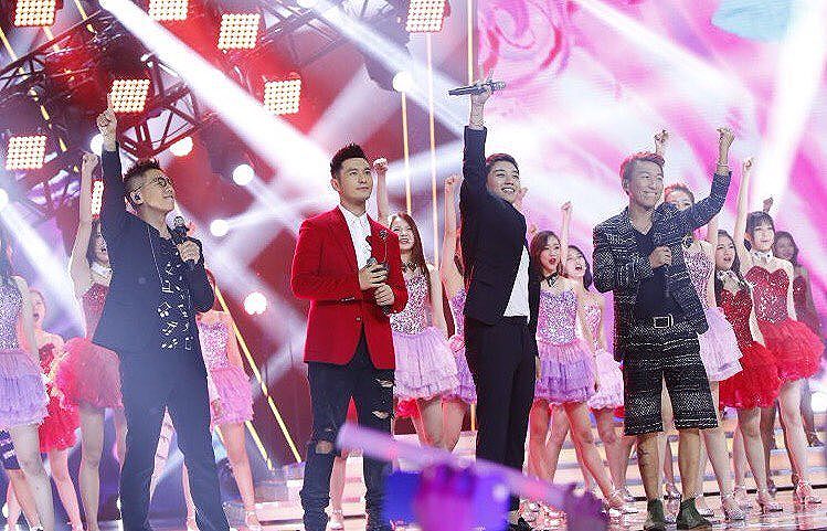 Seungri Instagram Aug 27, 2016 @ 17:16 Tonight my first Chinese TV show  #dragonTV #girlsfighting  Final episode !!!!!!!!
