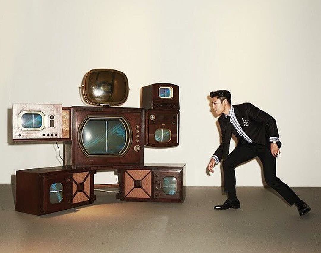 TOP Instagram Aug 22, 2016 @ 18:11 @sothebys
#sothebyscontemporary
#TTTOP #NamJunePaik
Photographer: Hong Jang Hyun
Photo Production: Gary So @ Mad Carrot Production