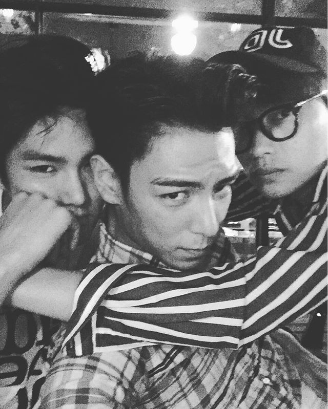 TOP Instagram Aug 23, 2016 @ 01:19 굳이 이렇게 붙어 찍어야 했나..
덥다