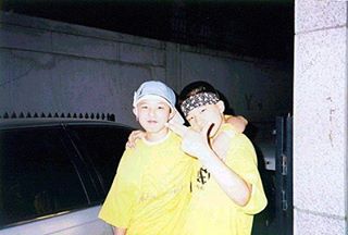 Taeyang Instagram Aug 18, 2016 @ 00:31 나의 하나뿐인 벗 지용이 생일 축하해 사랑해 🐉️ 
