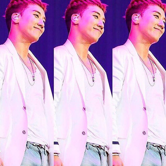Seungri Instagram Aug 20, 2016 @ 13:23 이따봐요^^ 오늘 더울 테니 다들 물 충분히 마시고와요 미친듯이 놀아봅시다.