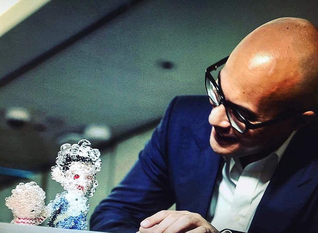 TOP Instagram Sep 9, 2016 7:50pm Sotheby's Asia Deputy Chairman Mr Nicolas Chow examining 
#KoheiNawa 
PixCell-T.O.P (DOOM DADA)
Mixed Media, 2016
h 19.3cm x w 26cm x d 18.3cm

special commission work for #TTTOP x @sothebys
Curated by T.O.P